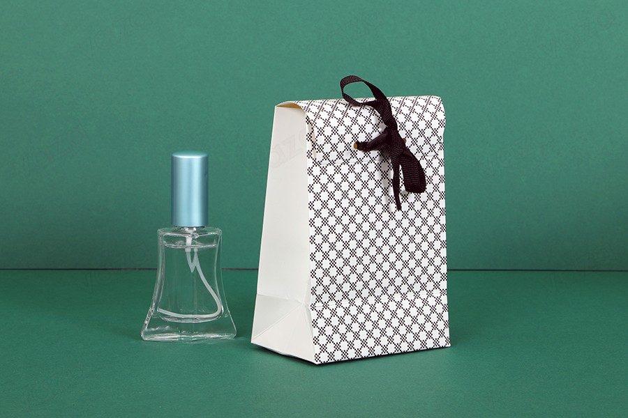 Boîte cadeau en papier avec un design spécial et un ruban imprimé de 10 mm pour le nœud 105 x 67 x 150-εικόνα_σύνθεση