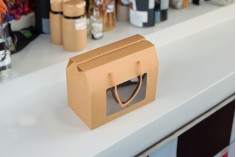 Boîte en papier - sac cadeau 150x90x115 mm avec ficelle et fenêtre de différentes couleurs - 12 pcs