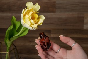 Μπουκαλάκι γυάλινο 8 ml καραμελέ με μαύρο πλαστικό καπάκι και τάπα-εικόνα_σύνθεση