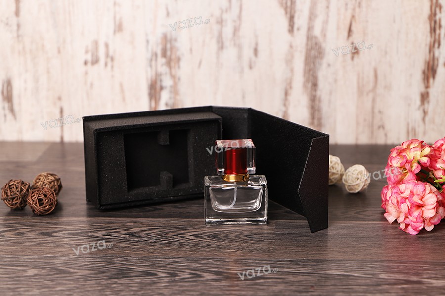 OFERTË! Shishe qelqi për parfum me sprej ngjyrë ari, kapak elegant akrilik dhe kuti e veçantë me mbyllje magnetike. Kapacitet 30 ml - Nga 3,35€ tani 2,34€ për set (për porosi minimum: 1 κuti)