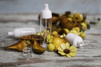 Bottiglietta PET da 100 ml con pompetta biannca e tappo trasparente.-εικόνα_σύνθεση