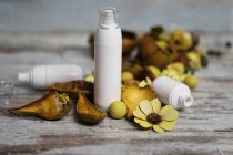 Bottiglietta PET da 100 ml con pompetta biannca e tappo trasparente.-εικόνα_σύνθεση