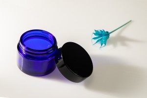 50ml blaues Glas mit Plastikdichtung in der Vase und im Deckel-εικόνα_σύνθεση