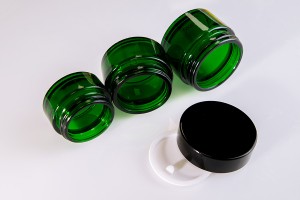 50ml grünes Glas mit Plastikdichtung in der Vase und im Deckel-εικόνα_σύνθεση