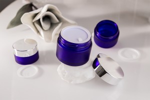 Petit bocal bleu en verre de 30ml avec joint en plastique sur le bocal et à l'intérieur du couvercle-3