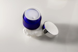 Petit bocal bleu en verre de 30ml avec joint en plastique sur le bocal et à l'intérieur du couvercle-6