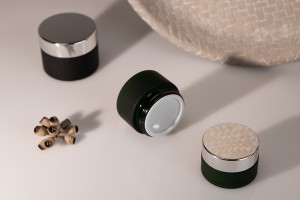 Petit bocal vert en verre de 30ml avec joint en plastique sur le bocal et à l'intérieur du couvercle-5
