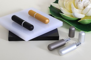 Glasflasche mit 5ml Spray für Parfüm in einem matten Aluminiumgehäuse-εικόνα_σύνθεση