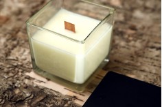 Γυάλινο διακοσμητικό τετράγωνο βάζο 320 ml 80x80x80 mm με ξύλινο καπάκι για κερί