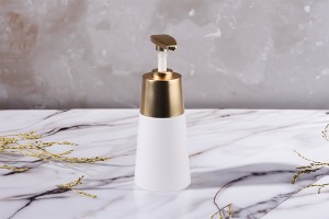 Πλαστικό PET μπουκάλι 200 ml λευκό ματ με χρυσή ματ αντλία-εικόνα_σύνθεση