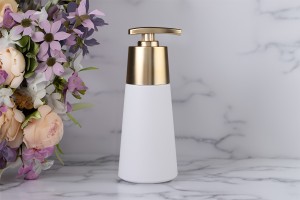 Kunststoff-PET-Flasche 300 ml weiß matt mit goldmatter Pumpe-bildgruppe