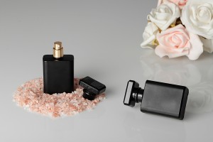 Flacon de parfum en verre de 50 ml de couleur noire avec vaporisateur et bouchon-εικόνα_σύνθεση