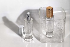 Bottiglia per profumi trasparente da 30 ml con spruzzatore e tappo in alluminio.