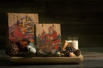 Weihnachtliche Geschenktüte mit Schnur 240x80x330 in verschiedenen Designs Weihnachtliche Geschenktüte mit Schnur 240x80x330 in verschiedenen Designs