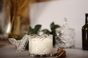 Récipient en verre avec des motifs en relief, couvercle et pied 160x100 mm-εικόνα_σύνθεση