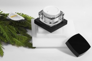 Pot carré de luxe pour crème de 50ml en acrylique avec couvercle noir, avec joint intérieur sur le couvercle et plastique sur le pot-8