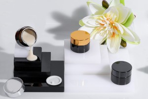 Pot de 15 ml de couleur caramel en verre avec joint en plastique sur le pot et à l'intérieur du couvercle-εικόνα_σύνθεση