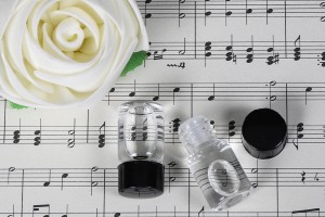 Shishe qelqi 2 ml miniaturë, transparente 16x30 kapak të zi dhe tapë plastike-εικόνα_σύνθεση