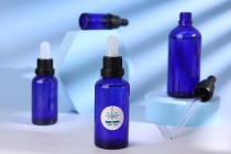 Γυάλινο μπουκαλάκι για αιθέρια έλαια 50 ml μπλέ με στόμιο PP18 Γυάλινο μπουκαλάκι για αιθέρια έλαια 50 ml μπλέ με στόμιο PP18