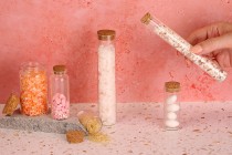 Faveurs de mariage ou de baptême sous la forme d'un tube en verre et avec bouchon en liège 30 x 150mm, avec un diamètre intérieur de la bouchée de 26mm, 80ml Faveurs de mariage ou de baptême sous la forme d'un tube en verre et avec bouchon en liège 30 x 150mm, avec un diamètre intérieur de la bouchée de 26mm, 80ml