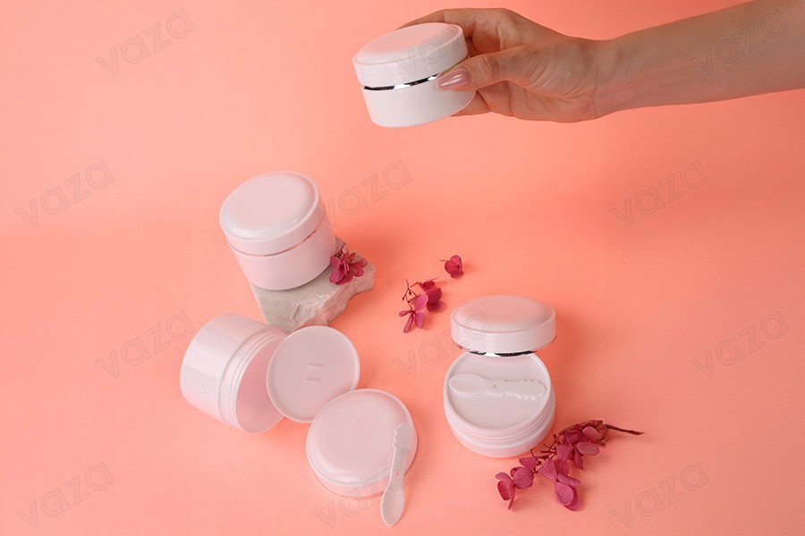 Βάζο 100 ml πλαστικό (PP) σε λευκό χρώμα με καπάκι, κουταλάκι και πλαστικό παρέμβυσμα - 12 τμχ-εικόνα_σύνθεση