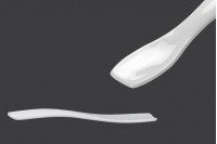 White plastic (PE) cosmetic spatula in size 54x11 mm - 24 pcs