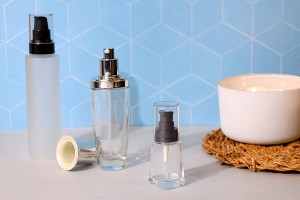 150 ml sandgestrahlte Glasflasche mit schwarzer Kunststoffpumpe (PP 24) und transparentem Verschluss-bildgruppe