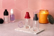 Γυάλινο μπουκάλι για κρέμα στρόγγυλο 30 ml με πλαστική αντλία κόκκινη ή μαύρη και διάφανο καπάκι Γυάλινο μπουκάλι για κρέμα στρόγγυλο 30 ml με πλαστική αντλία κόκκινη ή μαύρη και διάφανο καπάκι