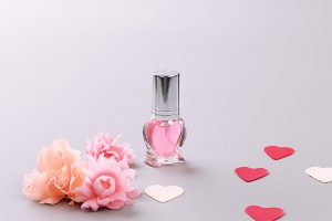 Flacon de parfum en verre de 4 ml avec vaporisateur en forme de  cœur et couvercle en argent-εικόνα_σύνθεση