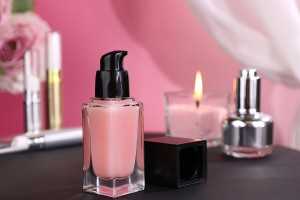 Flacon carré en verre de 30 ml aux dimensions 103 x 32 mm avec pompe et bouchon noirs-3