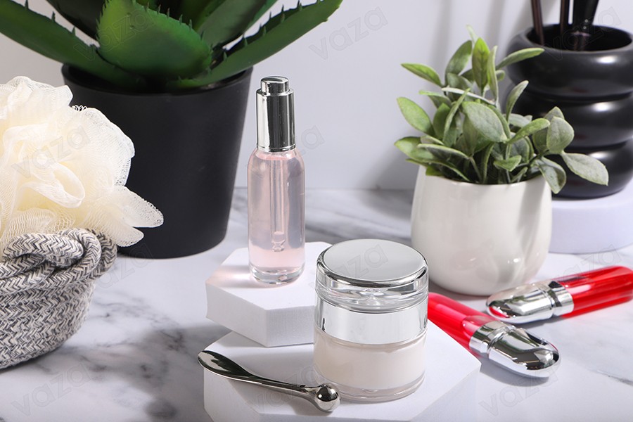 Βάζο για κρέμα 30 ml γυάλινο με καπάκι ακρυλικό πολυτελείας και πλαστικό παρέμβυσμα-εικόνα_σύνθεση