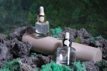 Γυάλινο μπουκαλάκι 30 ml με κουμπωτό σταγονόμετρο σε ασημί ή χρυσό χρώμα και αποστραγγιστήρα