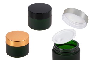 Petit bocal vert en verre de 50ml avec joint en plastique sur le bocal et à l'intérieur du couvercle