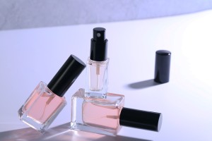 Flacon en verre 30 ml transparent de forme rectangulaire avec bec verseur 18/415-5