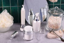 Bottiglia airless da 50 ml con pompetta per crema e tappo trasparente.