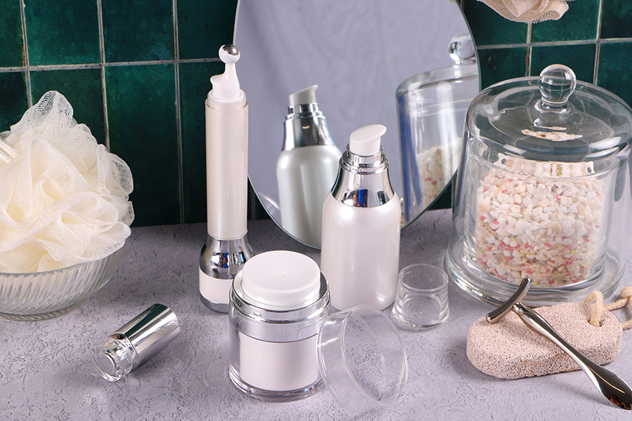 Bottiglia airless da 50 ml con pompetta per crema e tappo trasparente.