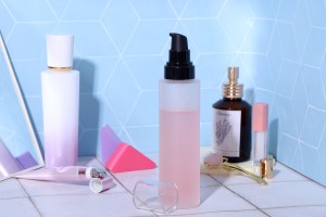 150 ml sandgestrahlte Glasflasche mit schwarzer Kunststoffpumpe (PP 24) und transparentem Verschluss-bildgruppe