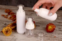 Flasche aus 100 ml Kunststoff mit Pumpe und transparentem Deckel