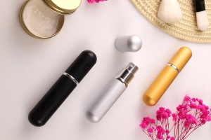 Glasflasche mit 5ml Spray für Parfüm in einem matten Aluminiumgehäuse-εικόνα_σύνθεση