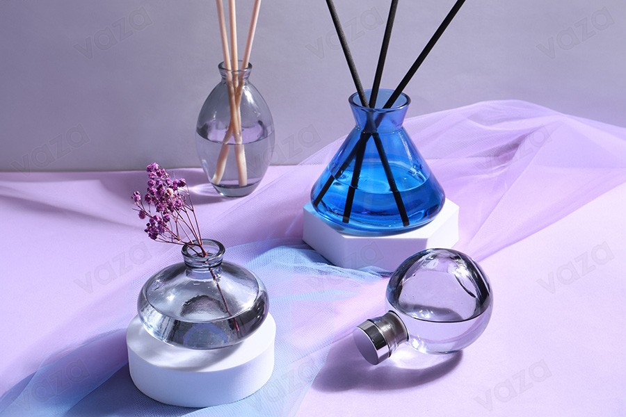 Γυάλινο μπουκάλι 120 ml σε γκρι χρώμα για αρωματικό χώρου-εικόνα_σύνθεση