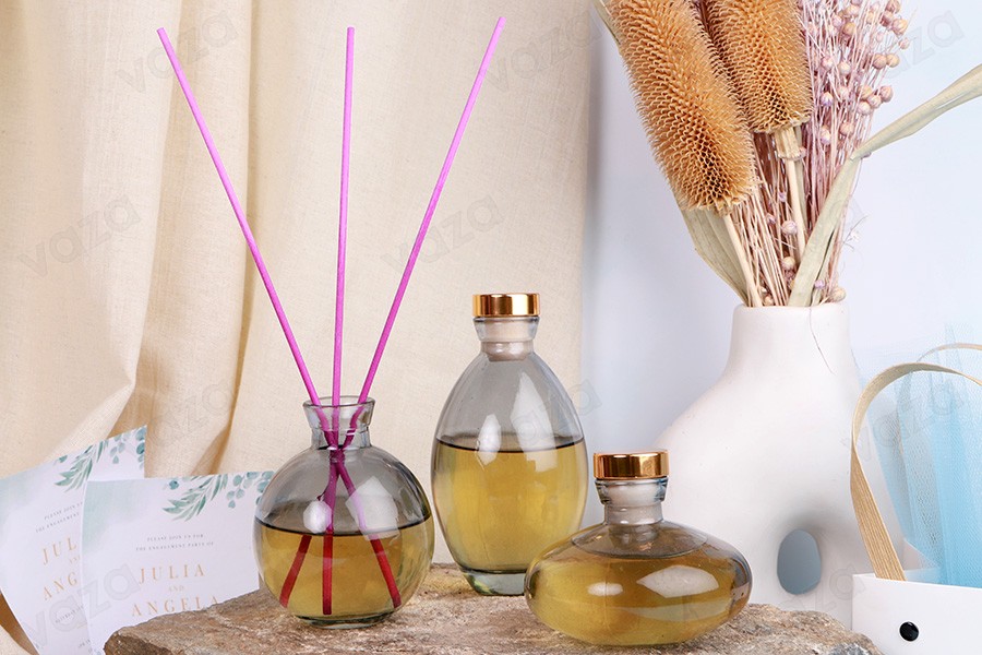 Γυάλινο μπουκάλι 120 ml σε γκρι χρώμα για αρωματικό χώρου-εικόνα_σύνθεση