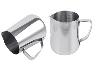 Edelstahlgefäß (Inox) 580ml mit Graduierung und Griff-1