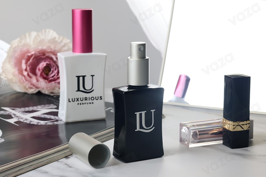 Flacon de parfum rectangulaire en verre (18/415) de 50 ml, de couleur noir ou blanc Flacon de parfum rectangulaire en verre (18/415) de 50 ml, de couleur noir ou blanc-photo_groupe