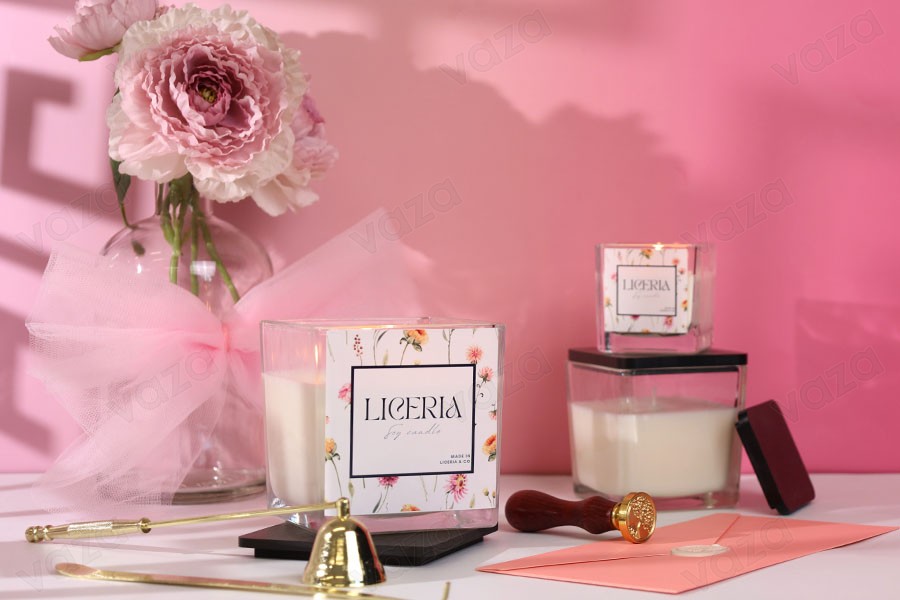 Γυάλινο διακοσμητικό τετράγωνο βάζο 320 ml 80x80x80 mm με ξύλινο καπάκι για κερί-εικόνα_σύνθεση