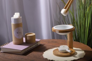 Ξύλινος αρωματιστής χώρου με κεραμικό δοχείο για melts και έλαια και κεραμικό κουταλάκι για ρεσώ-εικόνα_σύνθεση