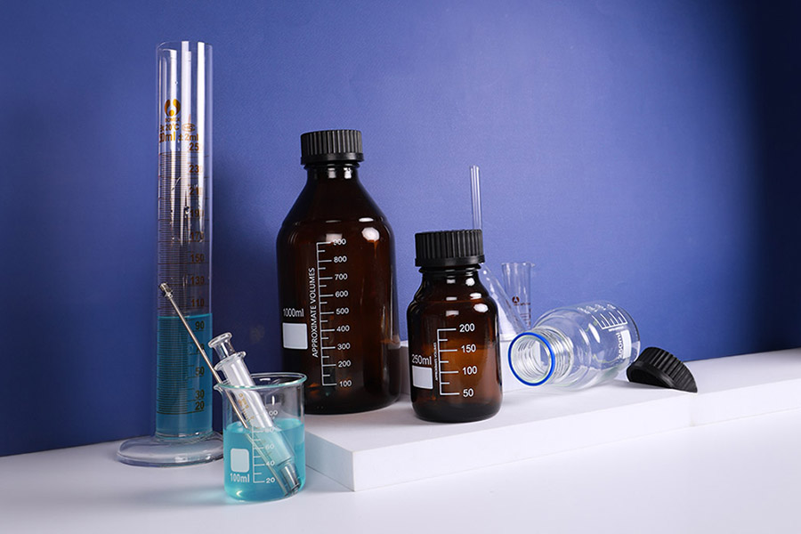 Γυάλινο μπουκάλι 500 ml με διαβάθμιση και μαύρο πλαστικό καπάκι