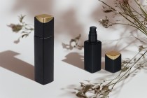 Γυάλινο μπουκάλι 40 ml πολυτελείας σε μαύρο ματ χρώμα με αντλία κρέμας και ιδιαίτερο καπάκι