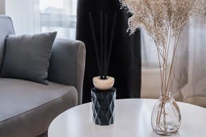 Flacon en verre 180 ml (PP28) gaufré de couleur blanc ou noir mat adapté au parfum d'ambiance-εικόνα_σύνθεση