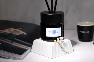 Runder schwarzer oder weißer Holzverschluss für die Raumduftflasche PP28 mit Öffnung für Stäbchen und Verschluss-εικόνα_σύνθεση