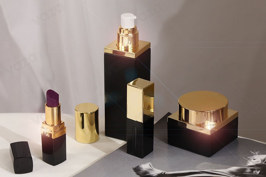 Luxury 100 ml glass bottle in black matte color with gold cap and cream pump Luxury 100 ml glass bottle in black matte color with gold cap and cream pump-photo_groupe